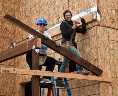 Oakland, Calif - 8 Ocak 2011: Gönüllüler yoksullar için yeni evler inşa etmeye yardım ediyor