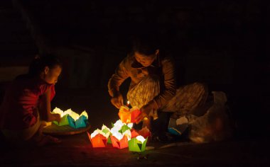 Hoi An, Vietnam - 27 Ekim 2011: Kadın mum yakar