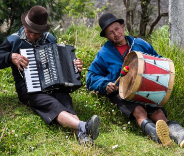 Saragura, Ekvador - 21 Aralık 2012: İki adam enstrüman çalıyor