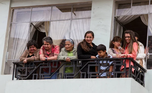 Cuenca, Equador - 23 de dezembro de 2012: Família olha para baixo da varanda — Fotografia de Stock