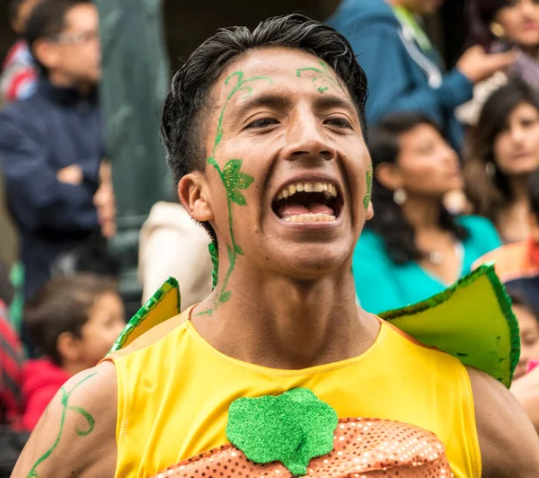 Ambato, Ecuador - Feb 15, 2015 - Man in costume dances at Carnaval — Stock Photo, Image