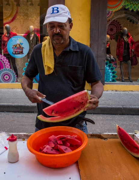 Cartegena, Colombia - 15 december 2015 - Street vendor skär en vattenmelon till salu — Stockfoto