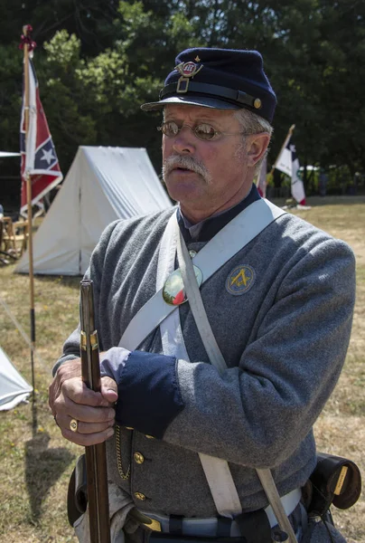 2012年7月14日:軍の制服を着た男 — ストック写真