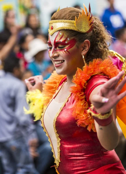 Ambato, Ekwador - Lut 15, 2015 - Kobieta w tańcach kostiumowych na Karnawale — Zdjęcie stockowe