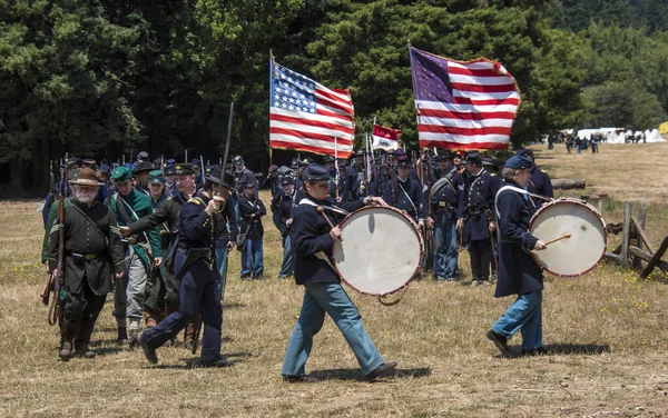 Duncan Mills, Calif - July 14, 2012: Men march in Union Army uniforms forms — 图库照片