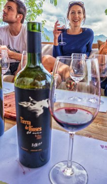 Mendoza, Arjantin - Mar 2015 - Bodega Catena Zapata 'da şarap keyfi yapılıyor
