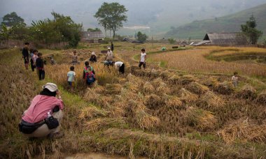 Sapa, Vietnam - 22 Ekim 2011: Turist fotoğraf işçileri