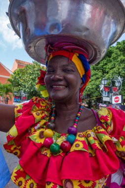 Cartegena, Kolombiya - 15 Aralık 2015 - Kadın gururla renkli giysilerini sergiliyor