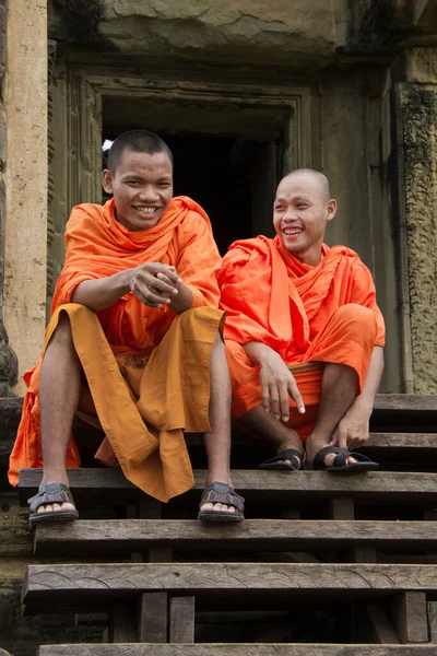Siem Riep, Camboya - 9 de octubre de 2011: Monjes sentados en las escaleras de Angkor Wat — Foto de Stock