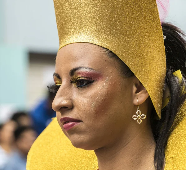 Ambato, Ecuador - Feb 15, 2015 - Woman in costume dances at Carnaval — Stock Photo, Image