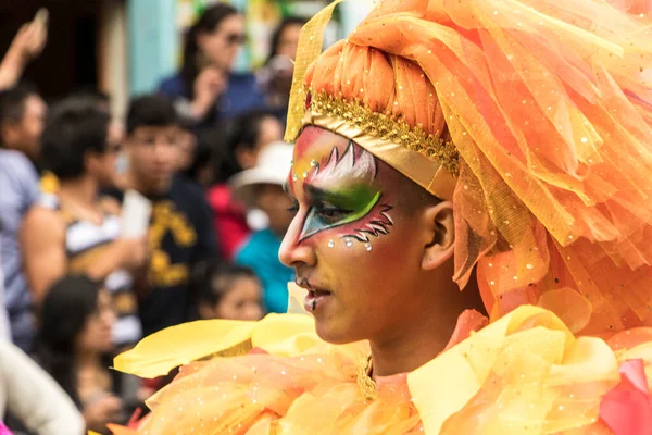 Ambato, Ekwador - Lut 15, 2015 - Kobieta w tańcach kostiumowych na Karnawale — Zdjęcie stockowe