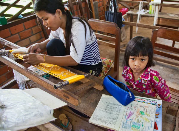 Ангкор, Камбоджа - 11 октября 2911: Женщина создает нить на шелковом заводе — стоковое фото