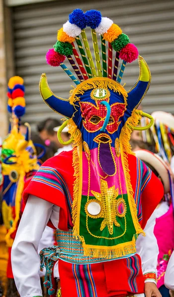 Cuenca, Ekwador - 24 grudnia 2015 - Człowiek nosi diabelski kostium na paradzie — Zdjęcie stockowe