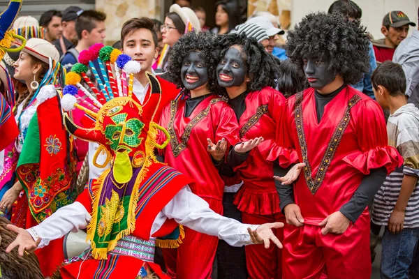Cuenca, Ecuador - 24 de diciembre de 2015 - Jóvenes disfrazados de Cara Negra para desfile —  Fotos de Stock