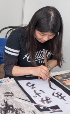 Cuenca, Ekvador - 4 Kasım 2017 Cuenca Bağımsızlık Günü Festivali 'nde ahşap heykeltıraş mallarını gösterdi