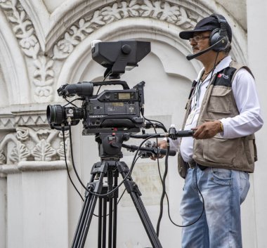 Cuenca, Ekvador - 24 Aralık 2015 Yerel TV kanallarından ekipler yerel bir yıllık geçit törenini filme çektiler