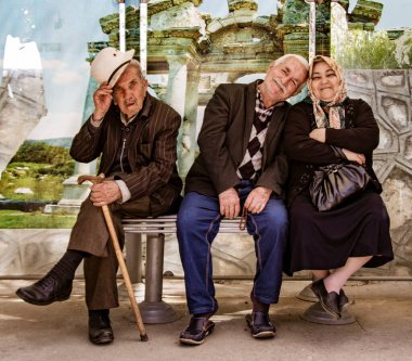 Efes, Türkiye - 4 Nisan 2018 - Üç yaşlı insan fotoğrafçıya gülümsüyor