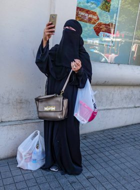 Ortakoy, Türkiye - 30 Mayıs 2016 - tesettürlü kadın telefonuyla fotoğraf çekti