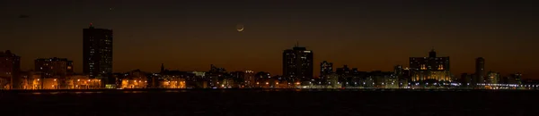 Havana skyline bij zonsondergang, met halve maan — Stockfoto