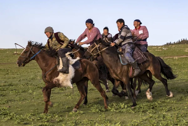 Issyk Kul, Kyrgyzstan - May 28, 2017 - Buzkashi players race towards the goal — 图库照片