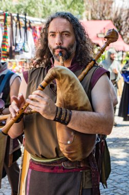 Penedono, Portekiz - 1 Temmuz 2017 - Ortaçağ fuarında geleneksel gayda çalıyor