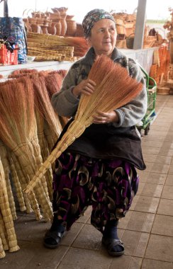 Taşkent, Özbekistan - 18 Mayıs 2018 - Satıcı çerçeve dışı müşteriyle konuşuyor