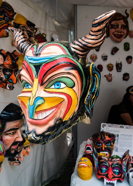 Cuenca, Ecuador - 4 de noviembre de 2017 - El escultor de máscaras muestra sus productos en el festival del Día de la Independencia de Cuenca — Foto de Stock