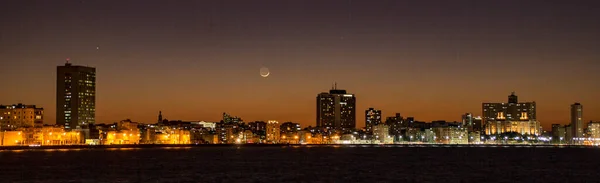 Havana skyline bij zonsondergang, met halve maan — Stockfoto