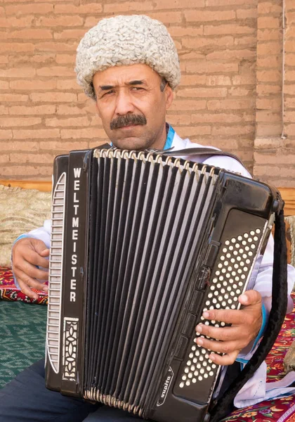 Khiva, Uzbekistán - 23 de mayo de 2017 - El hombre toca el acordeón —  Fotos de Stock