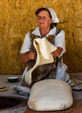 Erivan, Ermenistan - 14 Haziran 2017 Kadın un çıkarıyor