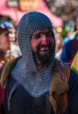 Penedono, Portekiz - 1 Temmuz 2017 - İnsanlar ortaçağ fuarında zincirli ve ön dişlerini kaybettiler