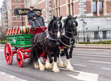 Amsterdam, Hollanda - 24 Mart 2016 - At arabalı bira fıçısı
