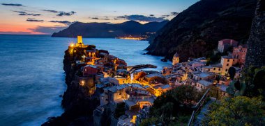 Vernazza, İtalya - 28 Nisan 2017 - Şehir gün batımında çevre tepelerden görülüyor