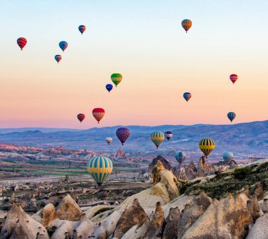 Goreme, Türkiye - 6 Nisan 2016 - Sayısız sıcak hava balonu havalandı