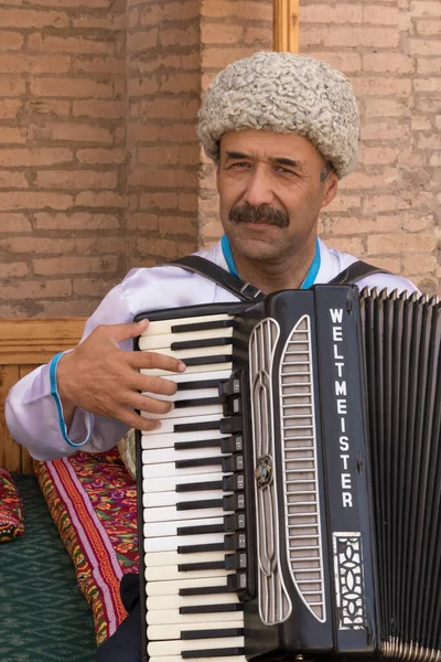 Khiva, Uzbekistán - 23 de mayo de 2017 - El hombre toca acordeón —  Fotos de Stock