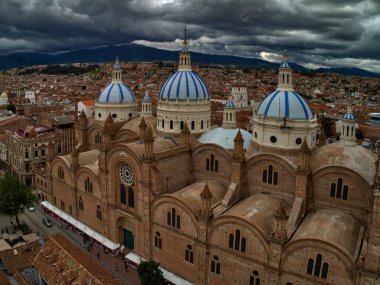 Cuenca, Ekvador - 21 Ekim 2017 - Şehrin merkezindeki Yeni Katedral 'in havadan görünüşü