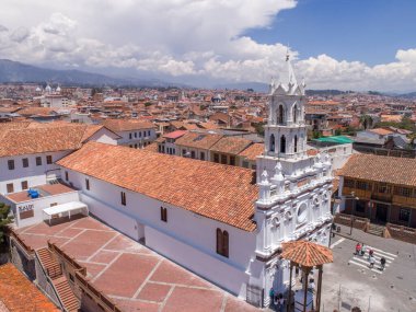 Cuenca, Ekvador - 3 Kasım 2017 - Todos Santos katedralinin havadan görünüşü