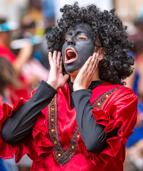 Cuenca, Ecuador - 24 de diciembre de 2015 - Jóvenes disfrazados de Cara Negra para desfile — Foto de Stock