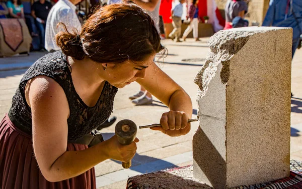 Penedono, Portugal - 1 de Julho de 2017 - Mulher esculpe nova escultura na feira medieval anual — Fotografia de Stock