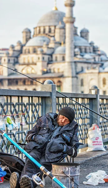 Istambul, Turquia - 1 de abril de 2016 - Homem dorme enquanto pesca fora da ponte — Fotografia de Stock