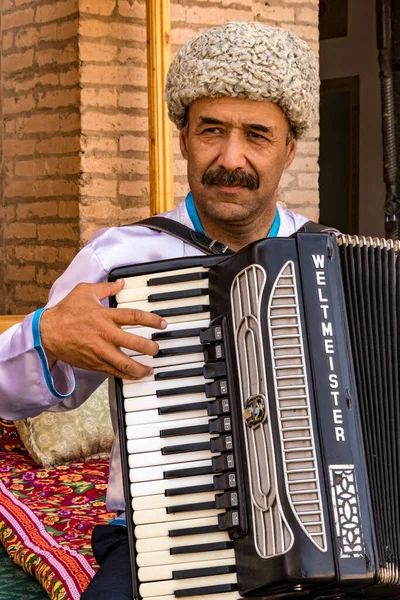 Khiva, Özbekistan - 23 Mayıs 2017 - İnsan akordeon çalar — Stok fotoğraf