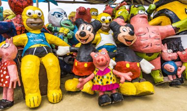 Salinas, Ekvador - 31 Aralık 2015 - Manijotes, veya kağıt mache manniquins yılbaşı gecesinde yakılmak için yapılır.