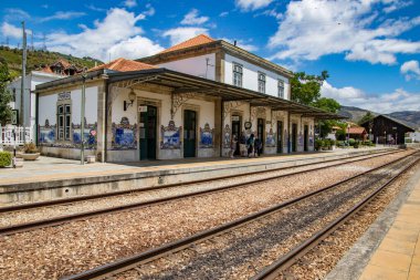 Pinhao, Portekiz - 27 Haziran 2017 - Tren rayları istasyona gidiyor