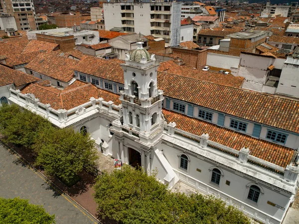 Cuenca, Ekvador - 21 Ekim 2017 - Şehrin merkezindeki ikonik Eski Katedral 'in havadan görünüşü — Stok fotoğraf