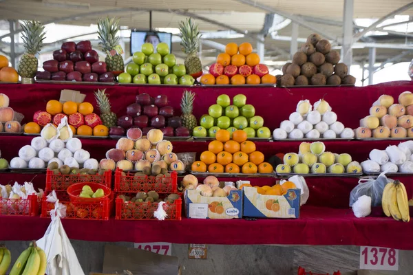 Tasjkent, Uzbekistan - 18 maj 2017 - Fruktmonter visar produkter i prydligt staplade högar — Stockfoto