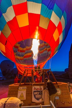 Goreme, Türkiye - 6 Nisan 2016 - Pilot sıcak hava balonunda ısıtıcıyı ateşliyor