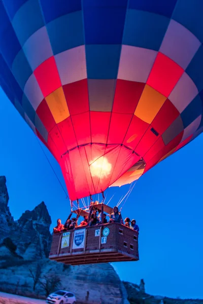 Goreme, Turcja - 6 kwietnia 2016 - Pilot odpala grzałkę w swoim balonie na gorące powietrze — Zdjęcie stockowe