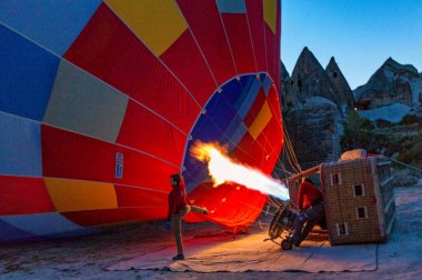 Goreme, Türkiye - 6 Nisan 2016 - Pilot sıcak hava balonunda ısıtıcıyı ateşliyor