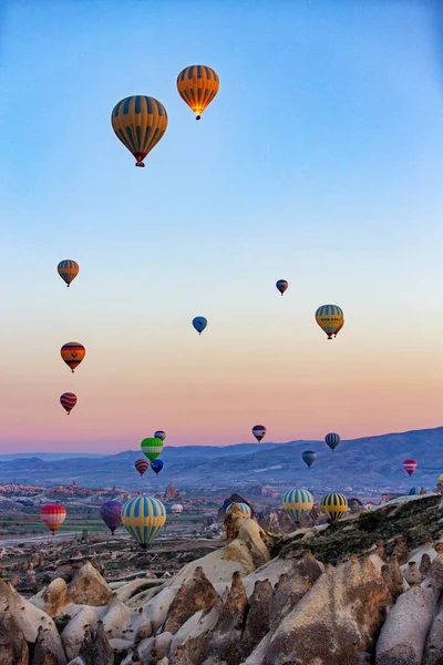 Goreme, Turquia - 6 de abril de 2016 - Numerosos balões de ar quente se elevam para o ar — Fotografia de Stock