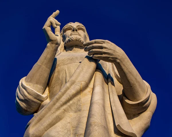 A estátua de Cristo de Havana tem vista para a baía de Havana — Fotografia de Stock